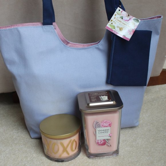 Yankee Candle Set of 2 Candles and Tote Bag
